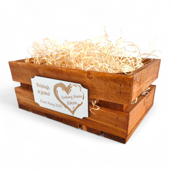 Elegancka brązowa skrzynka z personalizowaną tabliczką na Dzień Matki